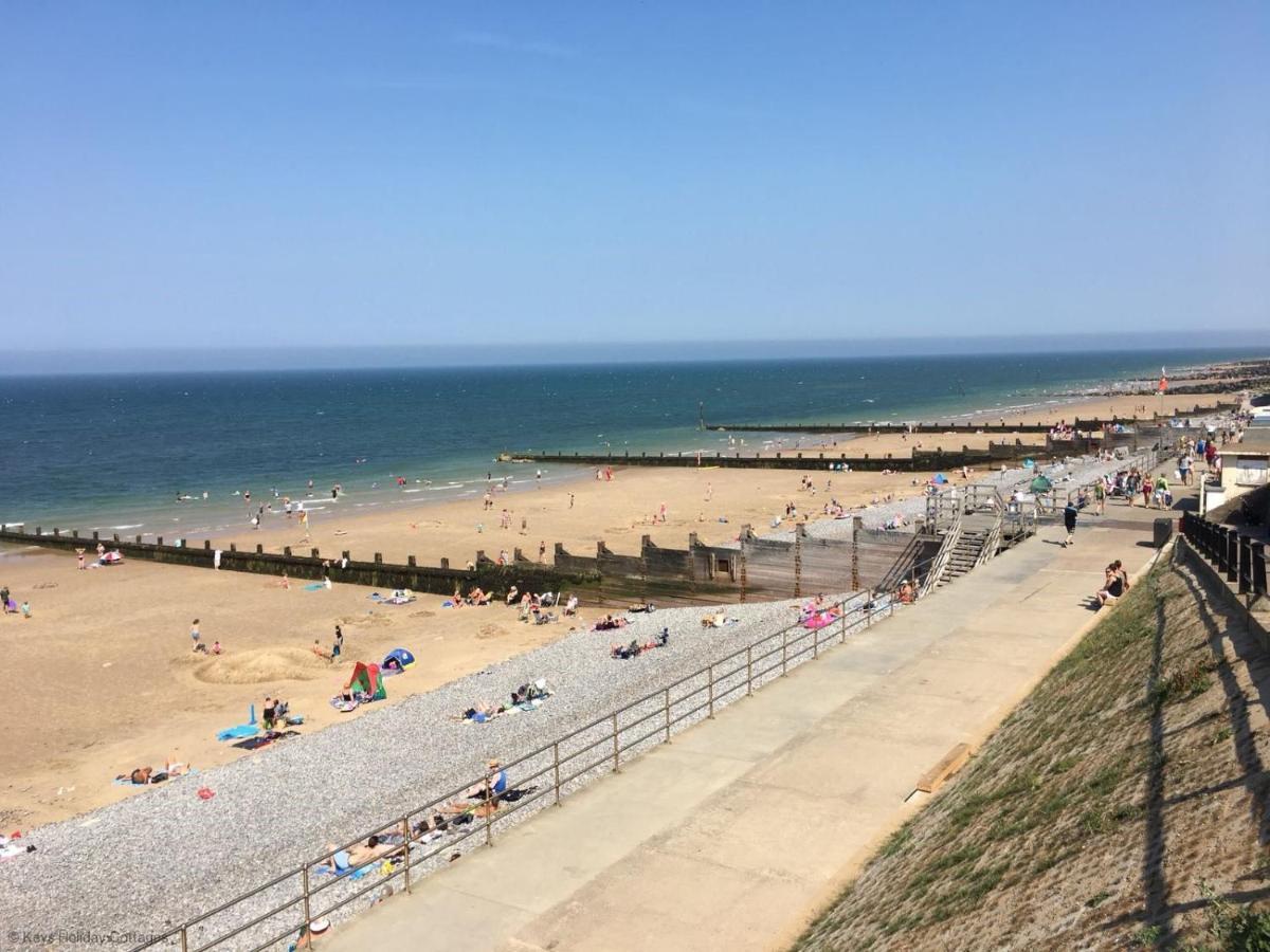 Salty Towers Villa Sheringham Bagian luar foto