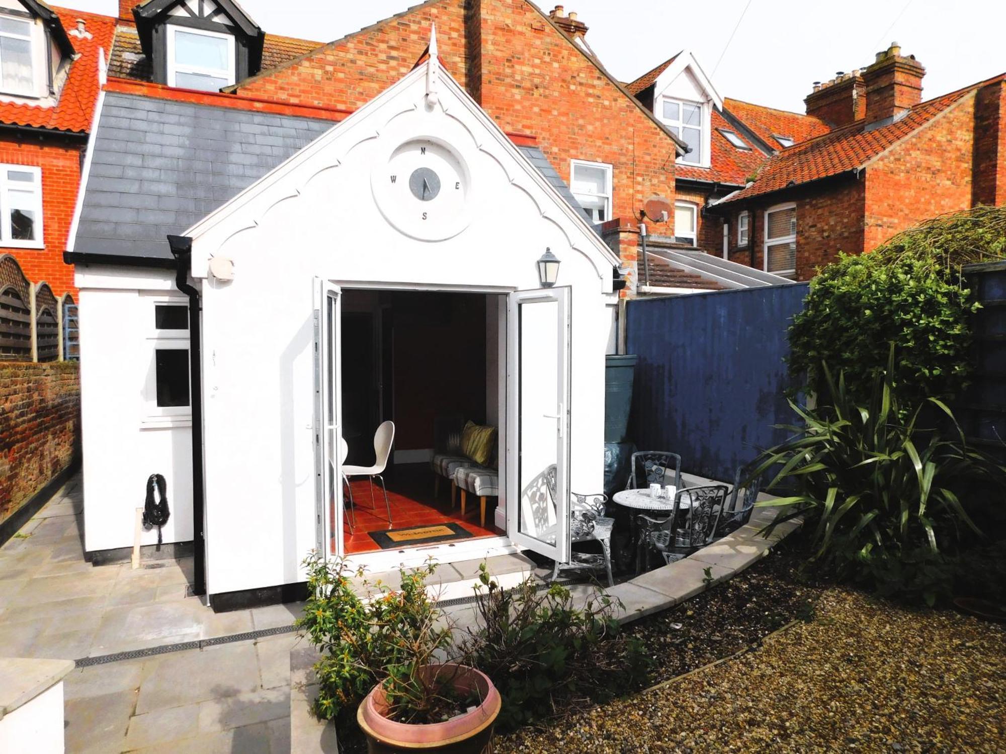Salty Towers Villa Sheringham Bagian luar foto